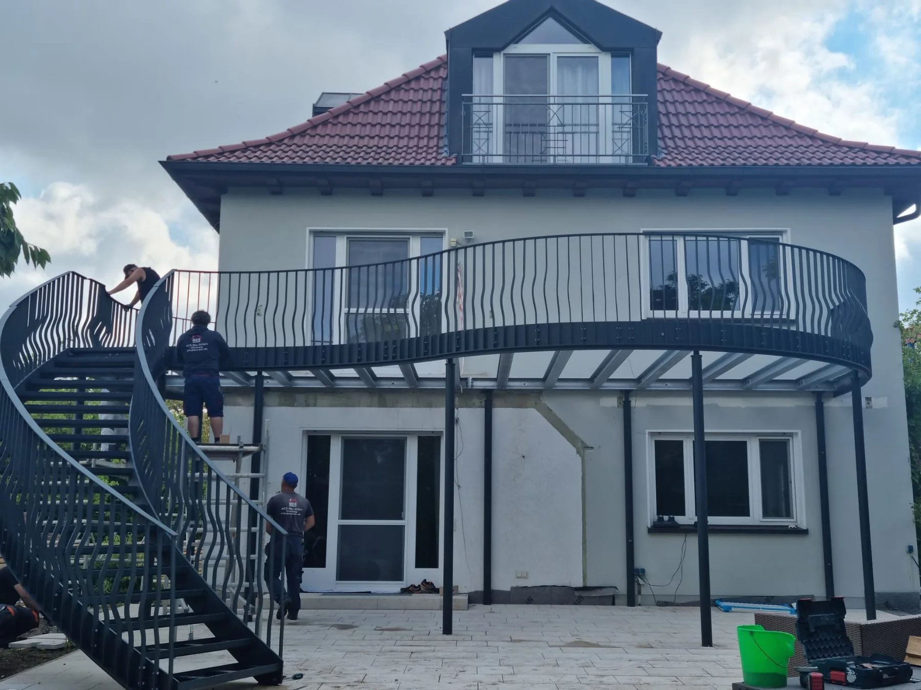 Geschwungene Balkonanlage