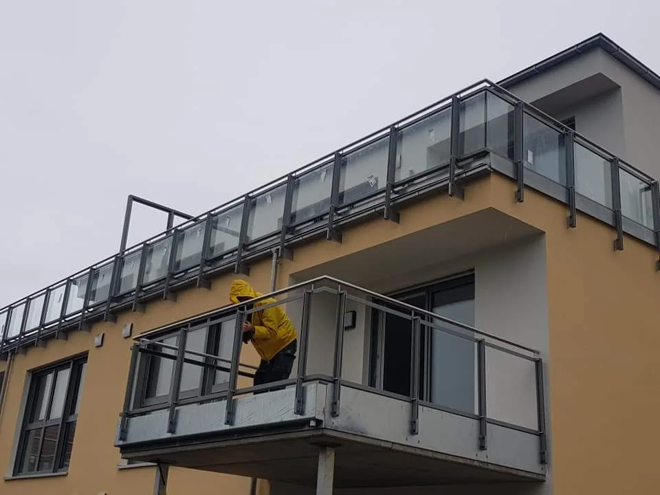 Balkonmontage mit Glasgeländer
