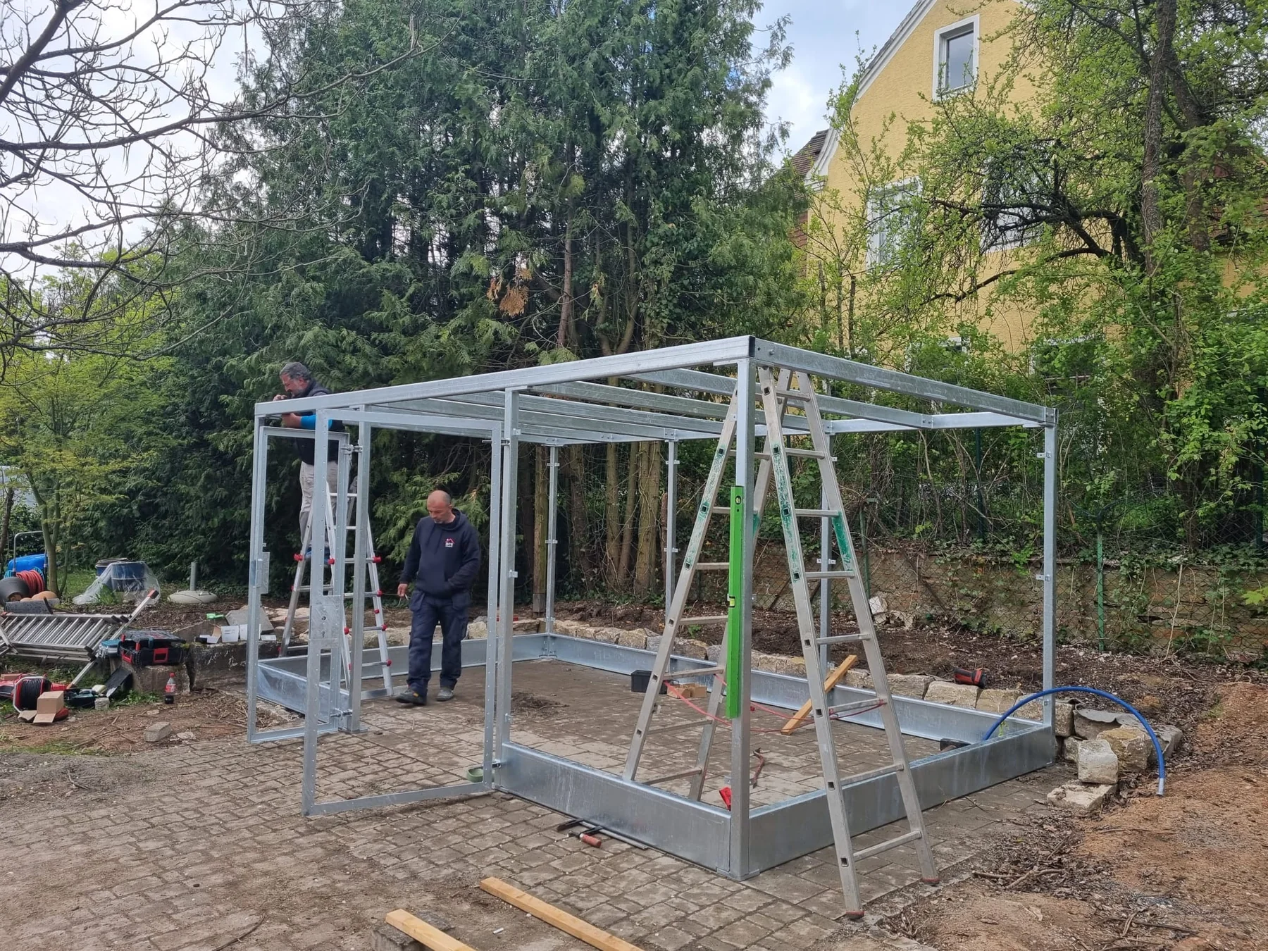 Metallrahmen im Aufbau