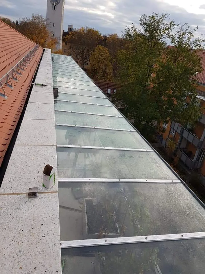 Vordach aus Metall und Glas