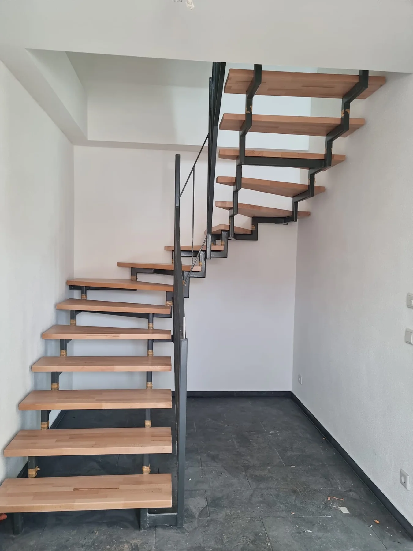 Innentreppe aus Metall und Holz